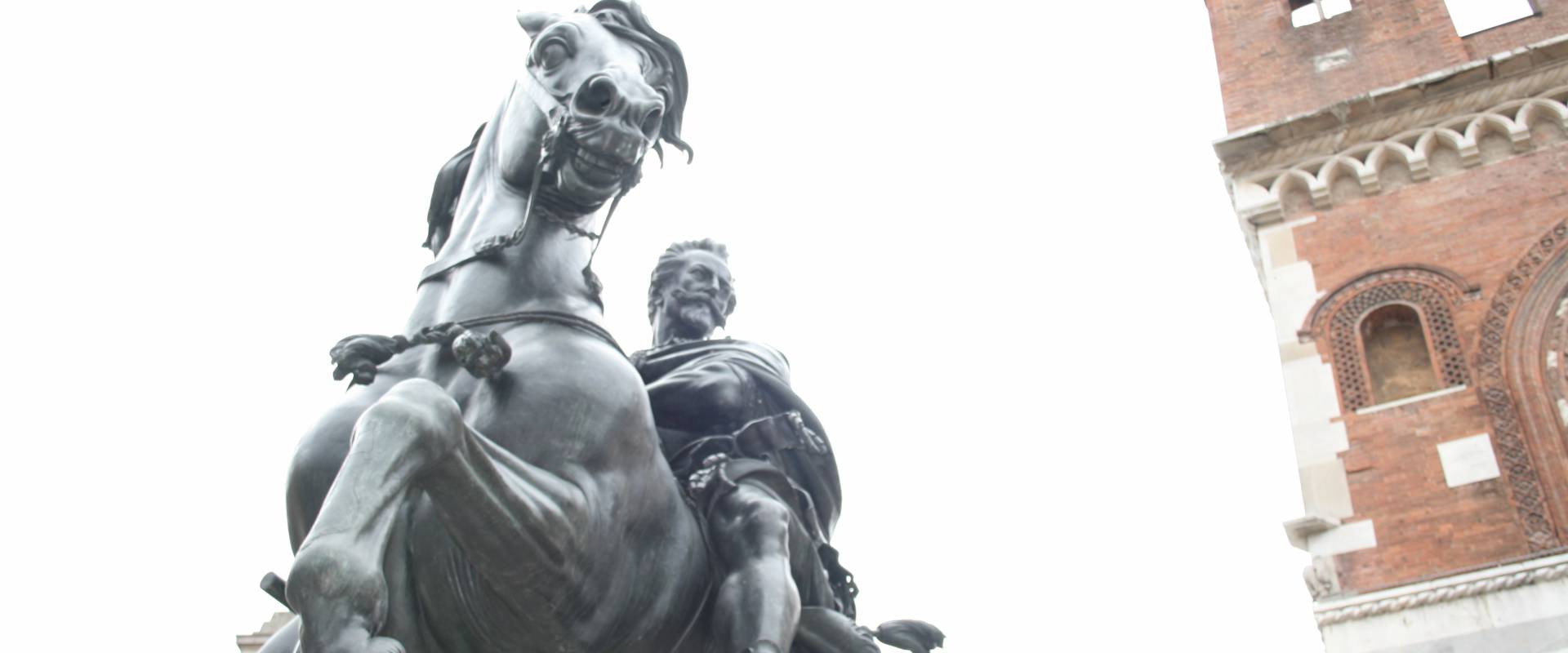 Statua equestri in piazza Cavalli foto di Rossellaman